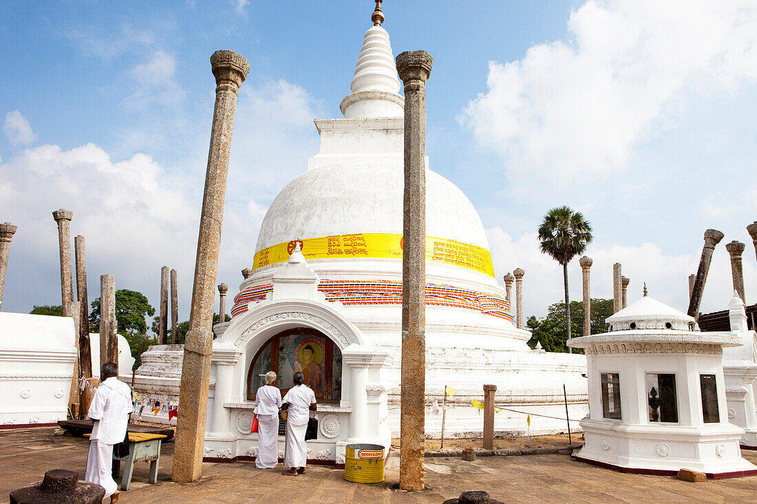 Dressed all white buddhist pilgrims at the Tuparama, Sri Lankas oldest stupa, Maha Vihara, Sacred City, Anuradhapura, Sri Lanka, Asia