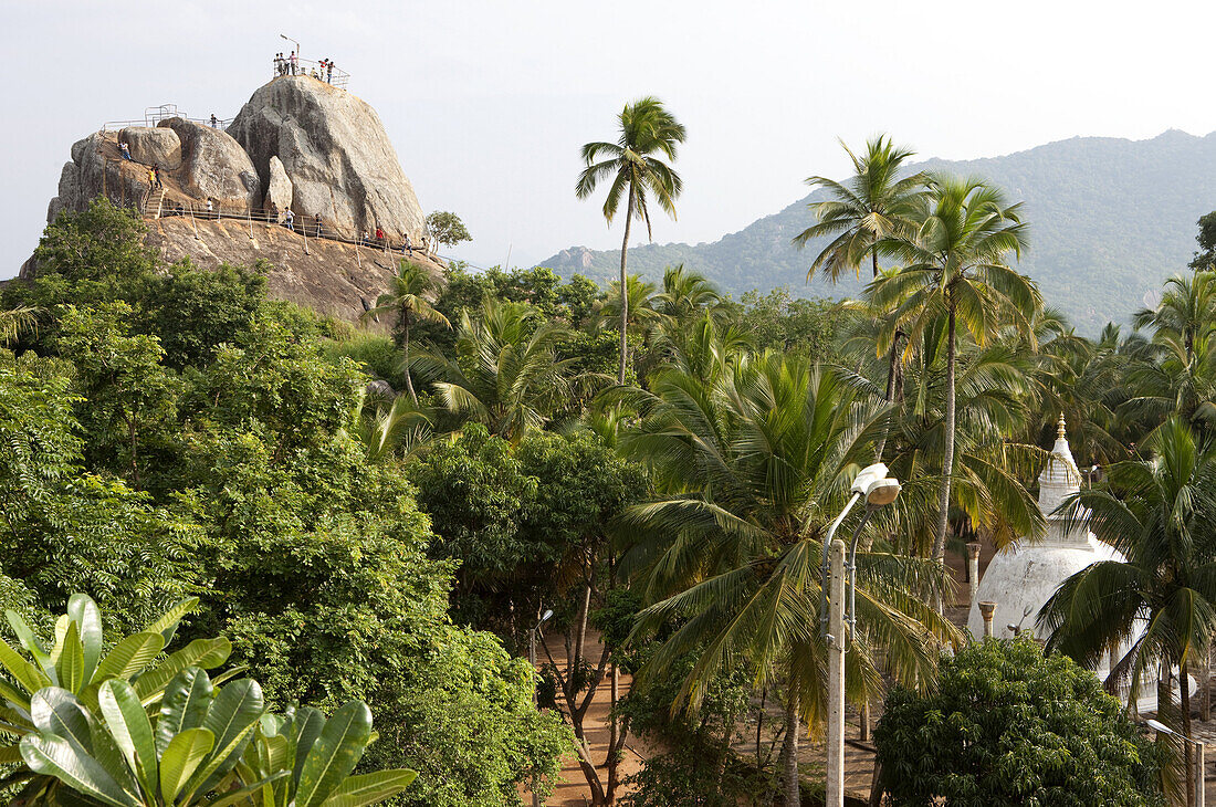Blick auf das Bergkloster Mihintale, Sri Lanka, Asien