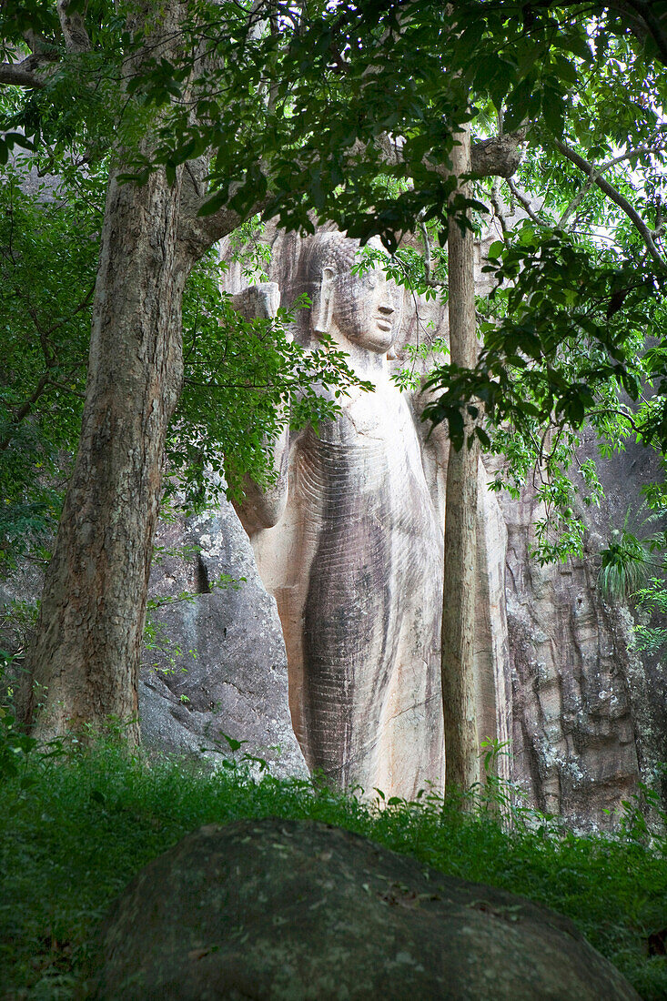 Überlebensgrosser stehender Buddha namens Sasseruwa am Höhlenkloster Rasvehera, Sri Lanka, Asien