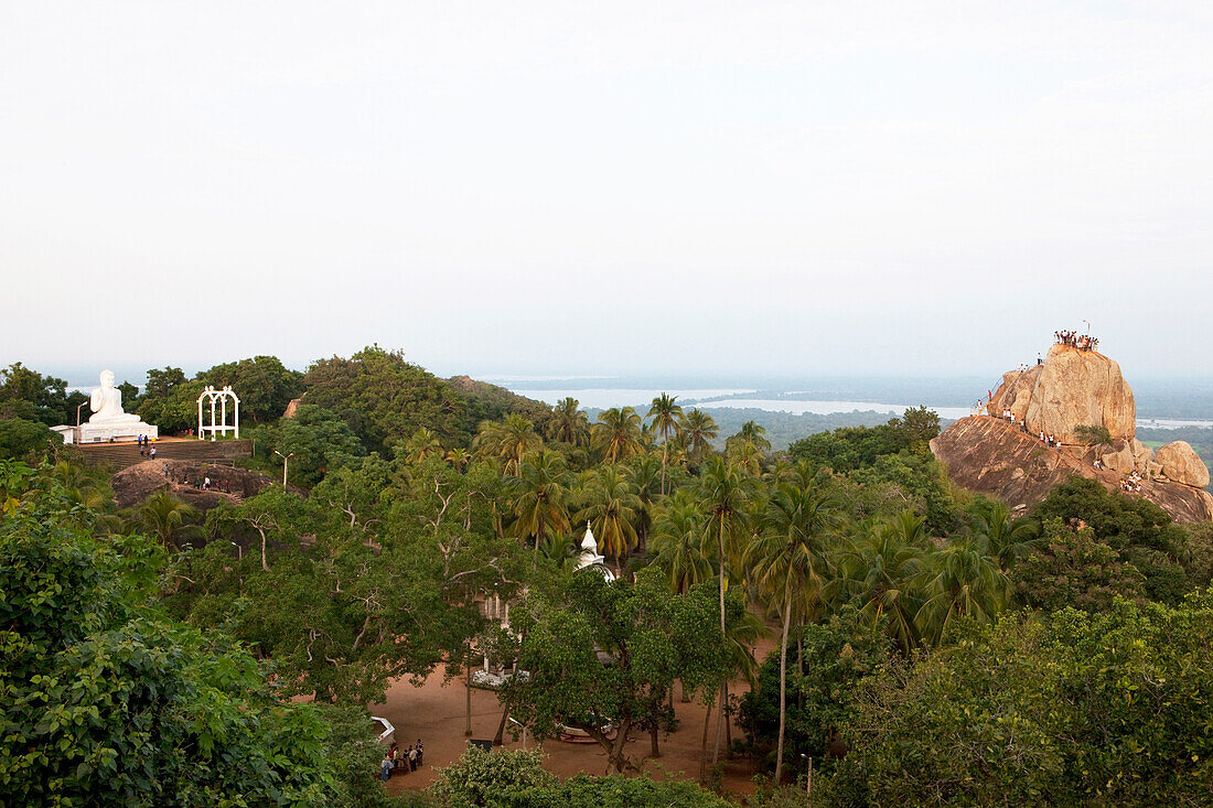 Blick über die Bergklosteranlage Mihintale, Sri Lanka, Asien