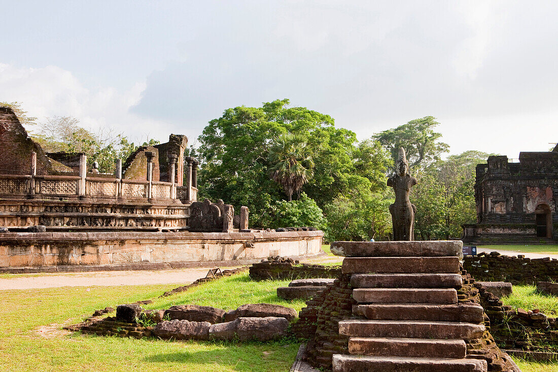 Terrasse der Zahnreliquie mit der Vatadage im Hintergrund, Polonnaruwa, Sri Lanka, Asien