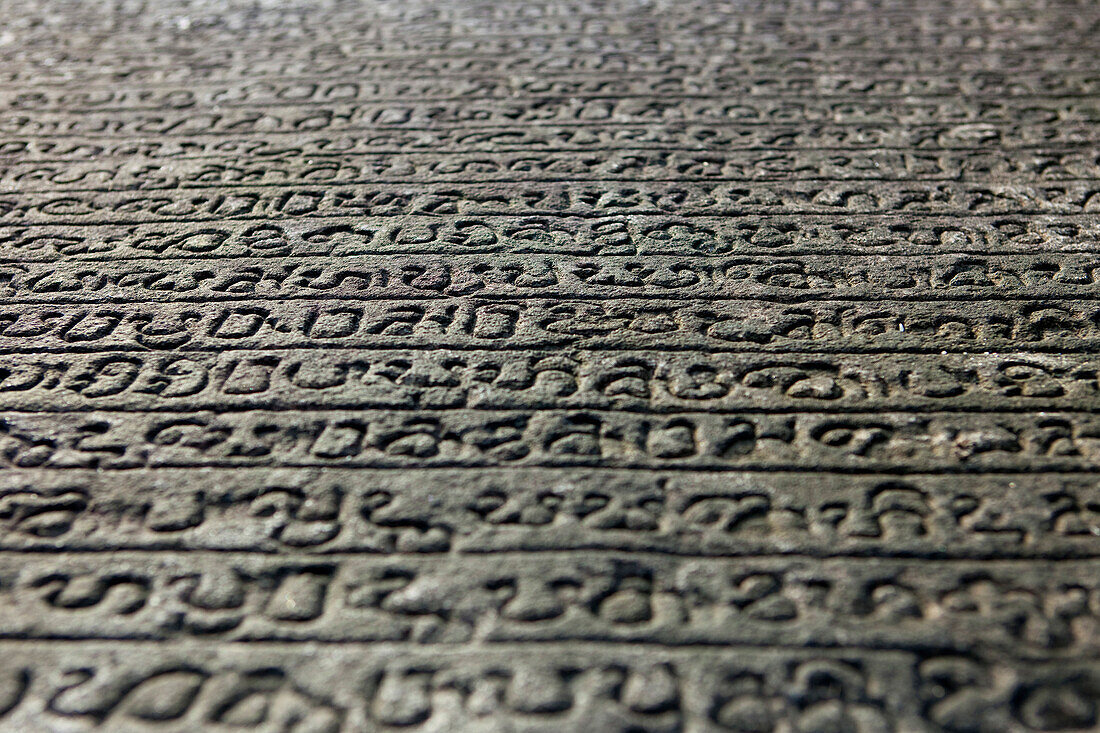 Inschrift auf der Terrasse der Zahnreliquie, Polonnaruwa, Sri Lanka, Asien