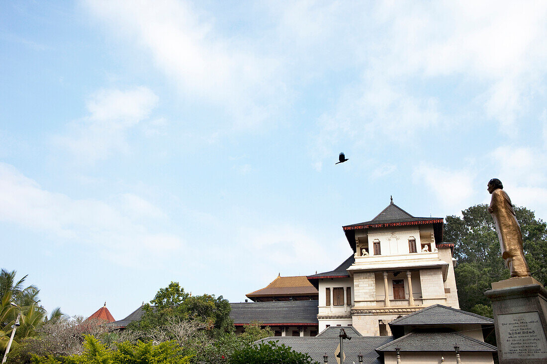 Zahntempel von Kandy unter Wolkenhimmel, Kandy, Sri Lanka, Asien