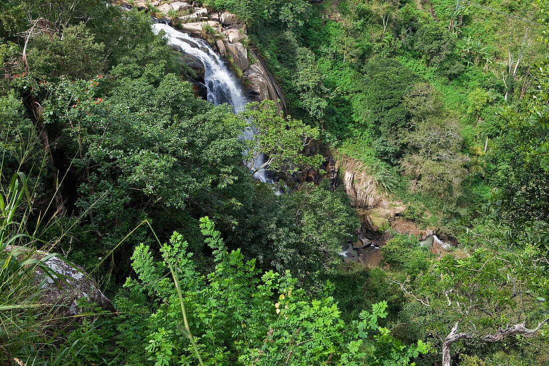 Blick von oben auf Wasserfall auf dem Weg zum Ella Rock, Ella, Hochland, Sri Lanka, Asien