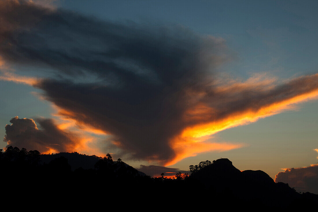 Berggipfel Little Adam's Peak bei Sonnenaufgang, Ella, Hochland, Sri Lanka, Asien