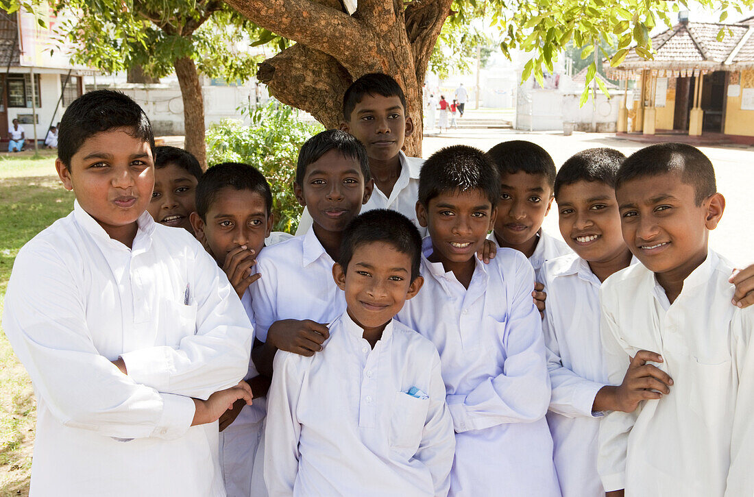 Singhalesische Jungs in Schuluniform vor der Santagiri Dagoba, Tissamaharama, Sri Lanka, Asien