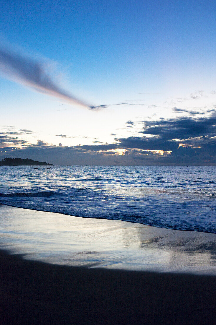 Sonnenaufgang am Strand von Talalla, Talalla, Matara, Südküste, Sri Lanka, Asien