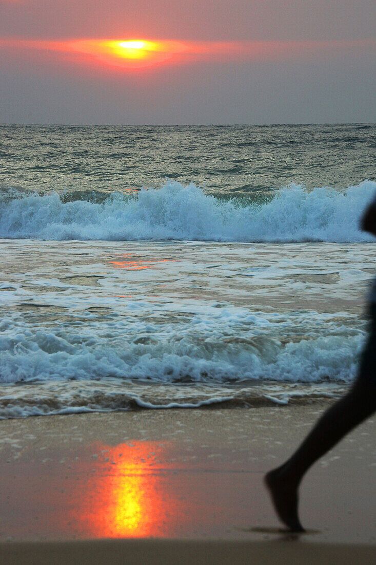 Jogger bei Sonnenaufgang am Strand von Talalla, Talalla, Matara, Südküste, Sri Lanka, Asien