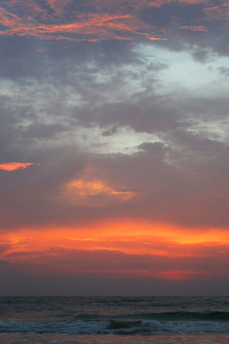 Sonnenaufgang am Strand von Talalla, Talalla, Matara, Südküste, Sri Lanka, Asien