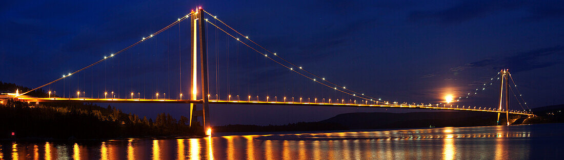 Högakustenbrücke zwischen Härnosand und Kramfors bei Nacht, zweitlängste Hängebrücke Skandinaviens, Höga Kusten, Västernorrland, Schweden., Europa