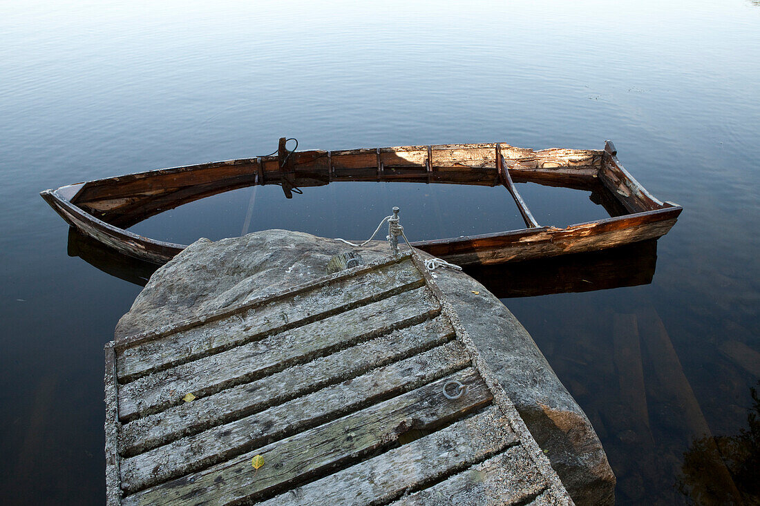 Halbgesunkenes Ruderboot an einem Steg, Insel Norrbyskär, Västerbotten, Schweden, Europa
