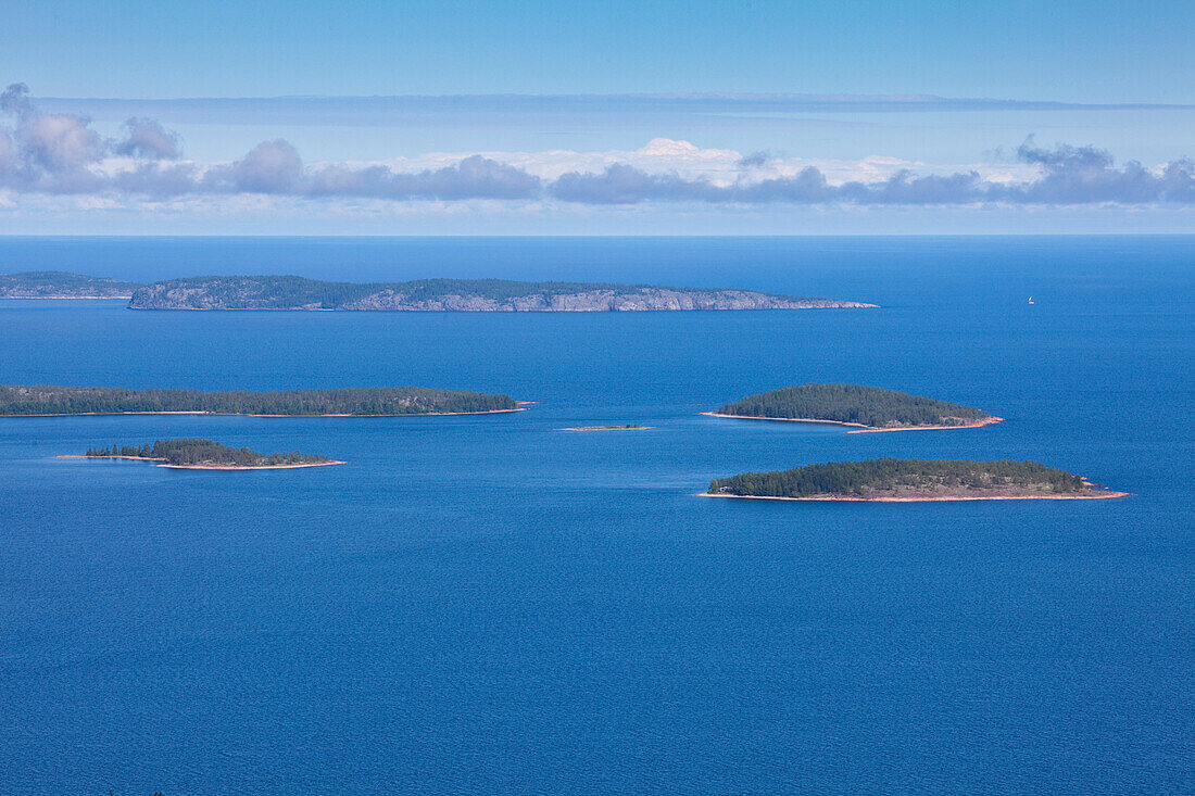 Blick auf Schären Inseln an der Höga Kusten, Nationalpark Skuleskogen, Västernorrland, Schweden, Europa