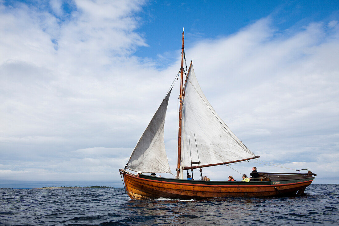 Ein Segelboot, eine Slupa, fährt als Fähre zwischen den Inseln Holmön und Stora Fjäderägg, Västerbotten, Schweden, Europa