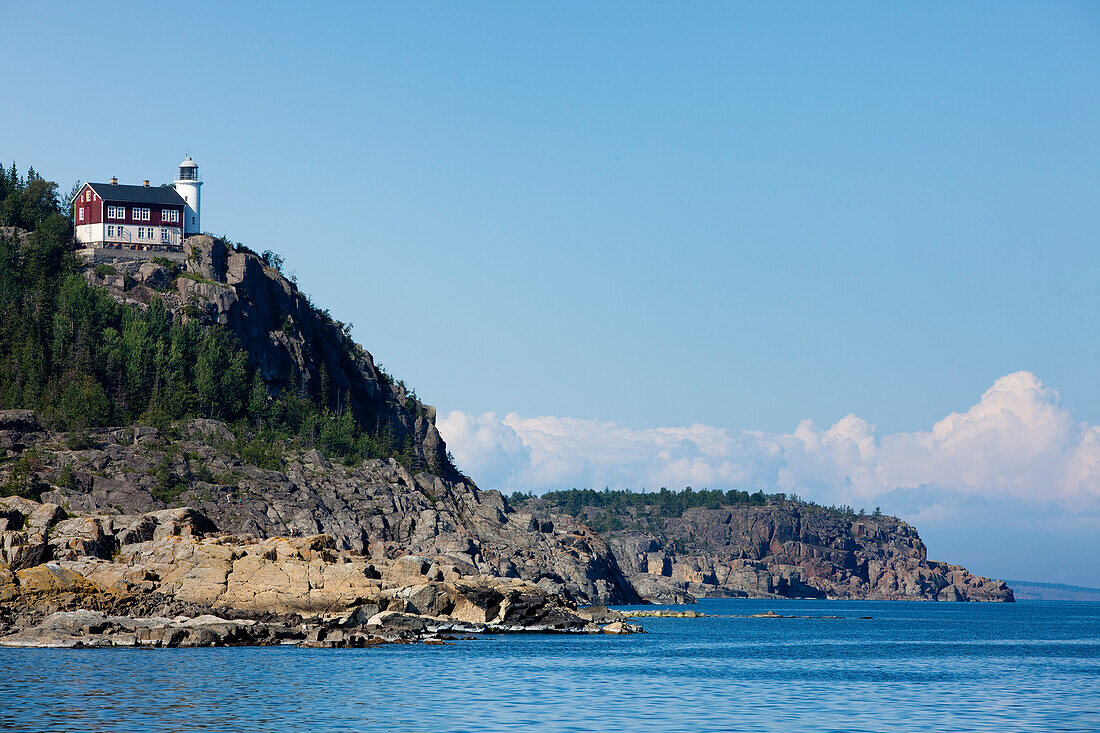 Blick auf Leuchtturm Högbonden an der Küste, Höga Kusten, Västernorrland, Schweden, Europa