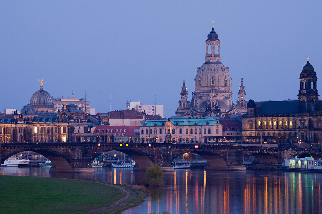 Stadtpanorama mit Elbe, Elbwiesen, Augustusbrücke, Lipsius-Bau, Frauenkirche, Brühlsche Terasse, Brühlsches Palais, Ständehaus, Dresden, Sachsen, Deutschland