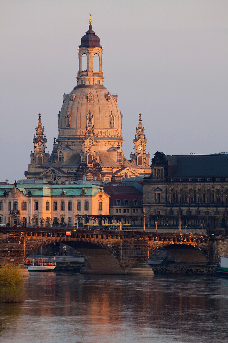 Stadtpanorama mit Elbe, Augustusbrücke, Frauenkirche, Brühlsche Terasse, Brühlsches Palais, Dresden, Sachsen, Deutschland