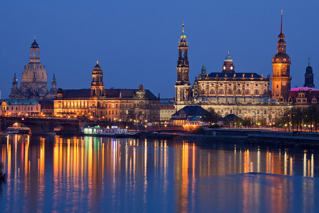 Stadtpanorama mit Elbe, Augustusbrücke, Frauenkirche, Brühlsches Palais, Ständehaus, Hofkirche, Hausmannsturm, Turm des Residenzschlosses Dresden, Dresden, Sachsen, Deutschland