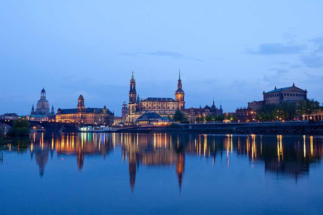 Stadtpanorama mit Elbe, Augustusbrücke, Frauenkirche, Ständehaus, Rathausturm, Hofkirche, Hausmannsturm, Turm des Residenzschlosses Dresden, Semperoper, Dresden, Sachsen, Deutschland