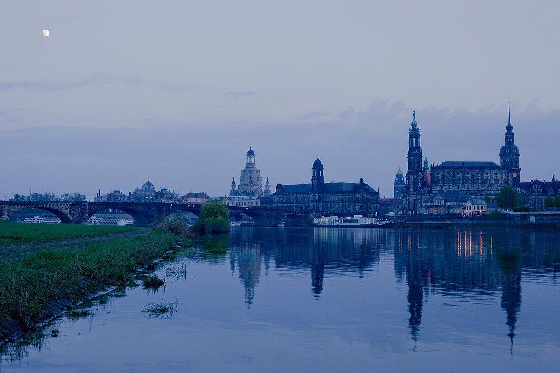 Stadtpanorama mit Elbe, Mond, Augustusbrücke, Frauenkirche, Ständehaus, Rathausturm, Hofkirche und Hausmannsturm, Turm des Residenzschlosses, Dresden, Sachsen, Deutschland