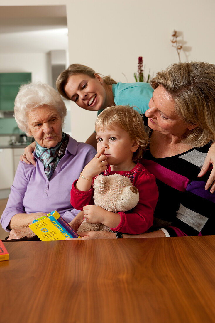 Vier Generationen Frauen einer Familie