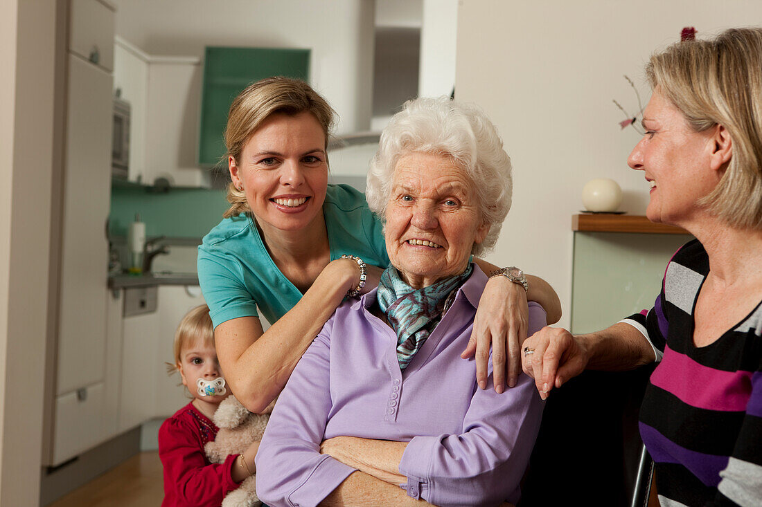 Vier Generationen Frauen einer Familie