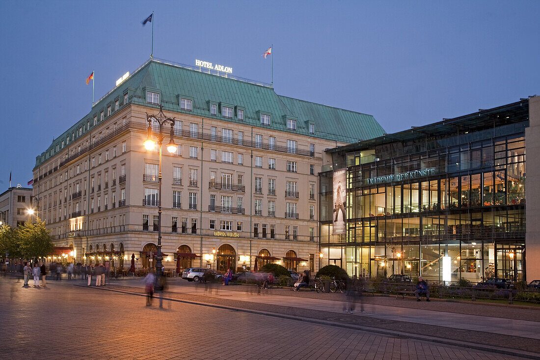 Hotel Adlon und Akademie der Kuenste am PÜariser Platz in Berlin