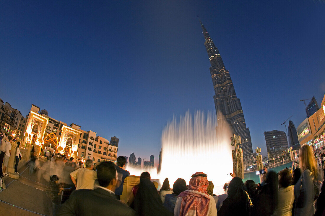 Araber vorm Burdsch Khalifa, Burj Dubai, hoechster Wolkenkrater mit 828 Metern