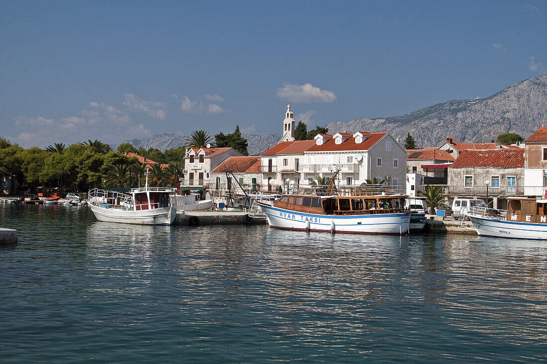 Hafen von Stari Grad auf Hvar, Dorfkirche, Kroatien