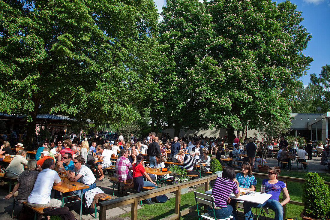 Biergarten am neuen See in Tiergarten Berlin im Fruehling