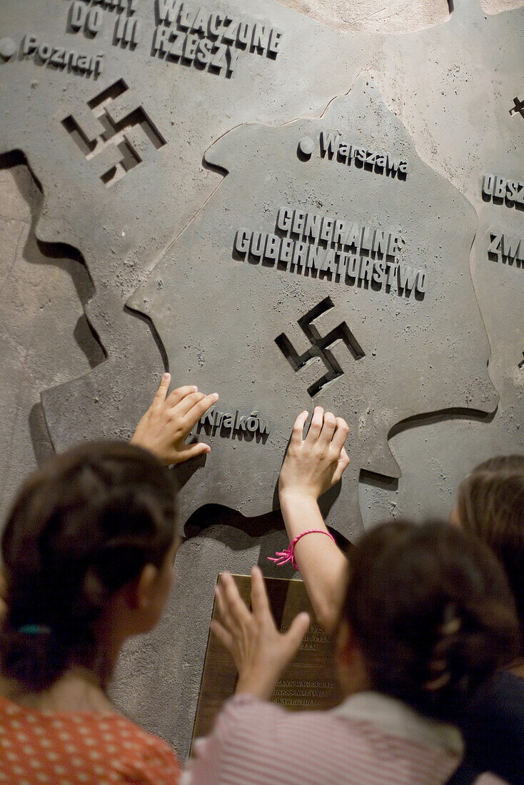 Menschen in einer Ausstellung im Warschauer Aufstands Museum, Warschau, Polen, Europa