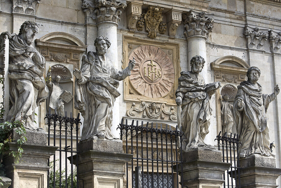 Statuen der Apostel an der Peter und Paul Kirche, Krakau, Polen, Europa