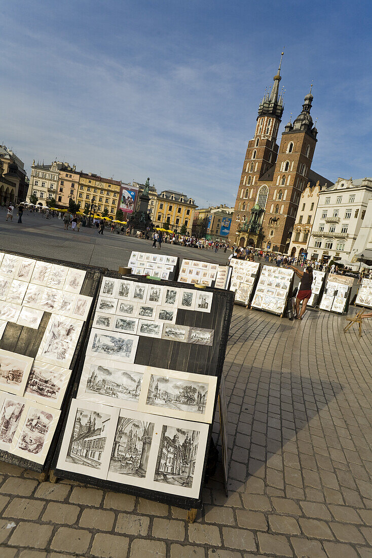 Verkauf von Zeichnungen auf dem Hauptmarkt Rynek Glowny vor der Marienkirche Kosciól Mariacki, Krakau, Polen, Europa
