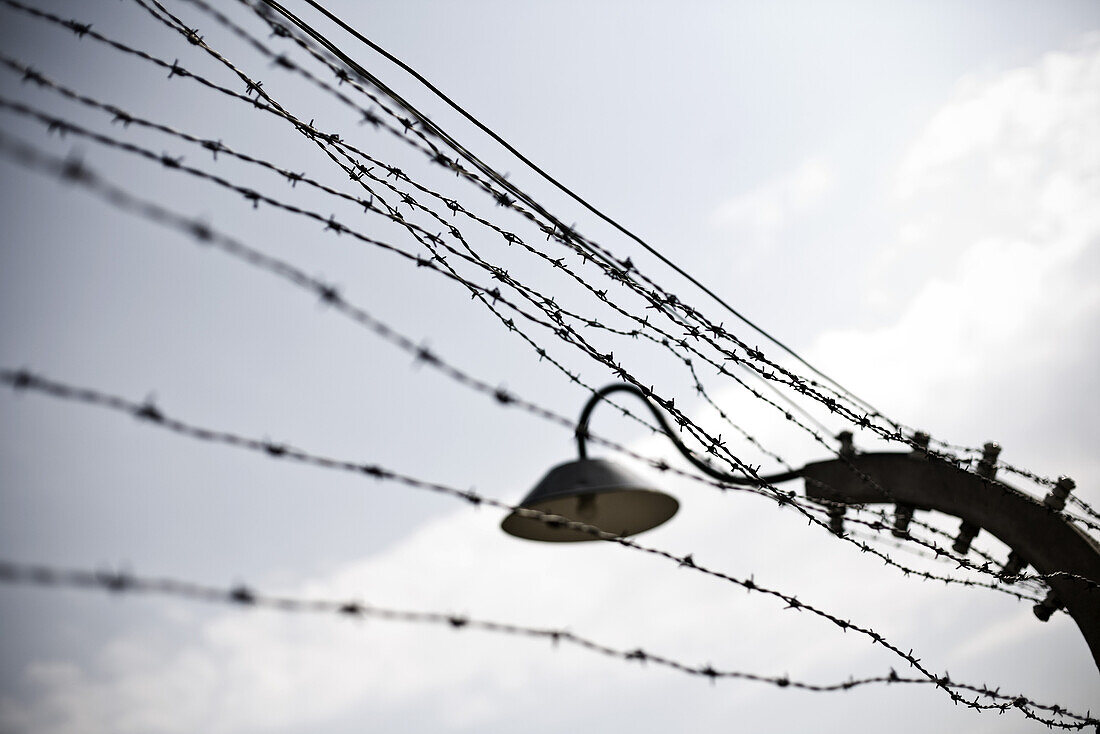 Elektrischer Stacheldrahtzaun um das Konzentrationslager Auschwitz, Oswiecim, Polen, Europa