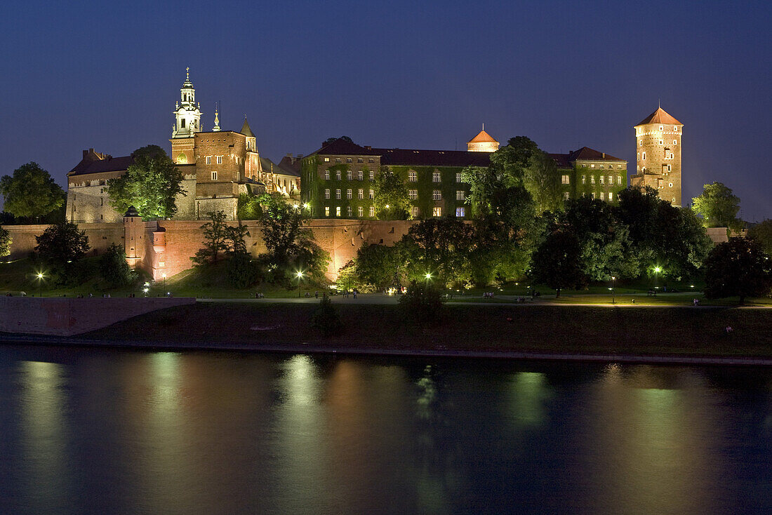 Der Fluss Wisla und das Königsschloss Wawel bei Nacht, Krakau, Polen, Europa