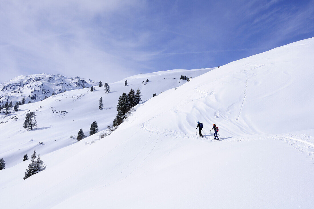 Zwei Skitourengeher steigen über Hang auf, Niederjoch, Langer Grund, Kitzbüheler Alpen, Tirol, Österreich, Europa