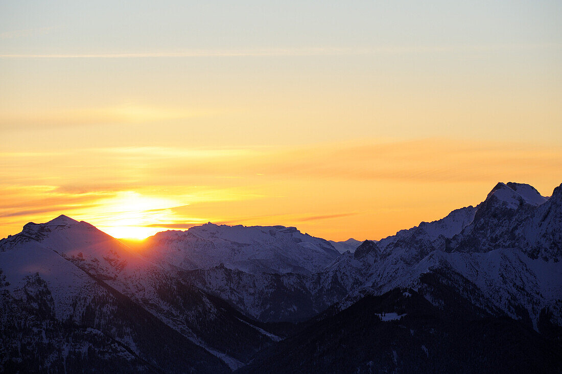 Sonnenaufgang über Bayerischen Alpen, Luftaufnahme, Garmisch-Partenkirchen, Wetterstein, Bayerische Alpen, Oberbayern, Bayern, Deutschland, Europa