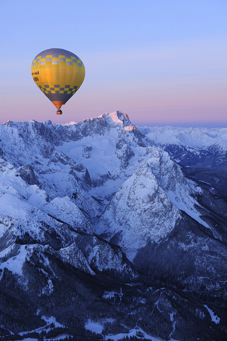 Heißluftballon fliegt über Jubiläumsgrat und Zugspitze, Luftaufnahme, Garmisch-Partenkirchen, Wetterstein, Bayerische Alpen, Oberbayern, Bayern, Deutschland, Europa