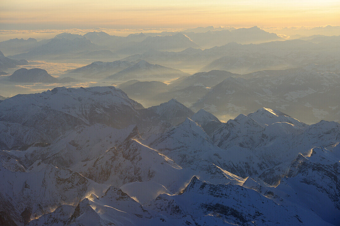 Luftaufnahme von Karwendel, Kitzbüheler Alpen und Berchtesgadener Alpen bei Sonnenaufgang, Tirol, Österreich, Europa