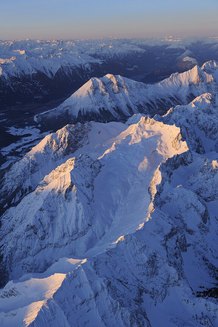 Blick auf Wetterstein, Hohe Munde und Inntal im Morgenlicht, Luftaufnahme, Tirol, Österreich, Europa