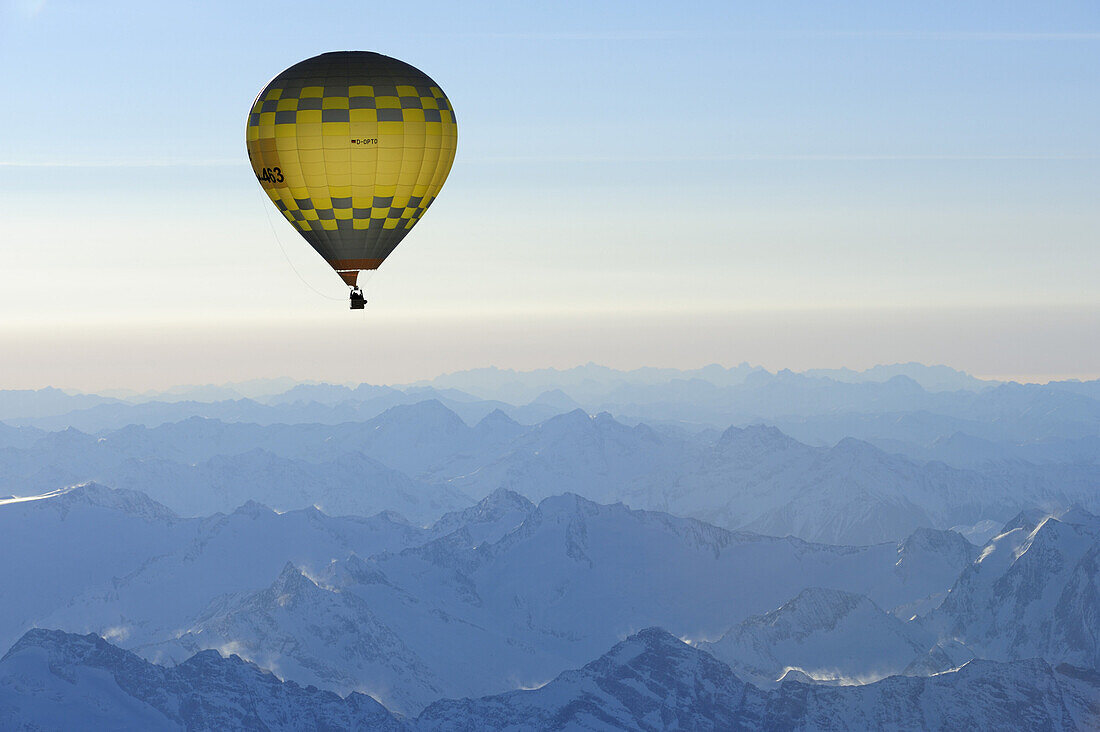 Heißluftballon über verschneiten Bergketten, Luftaufnahme, Südtirol, Italien, Europa