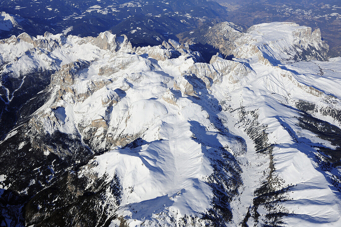 Rosengarten range and Schlern with Seiseralm in winter, aerial photo, Rosengarten range, Dolomites, South Tyrol, Italy, Europe