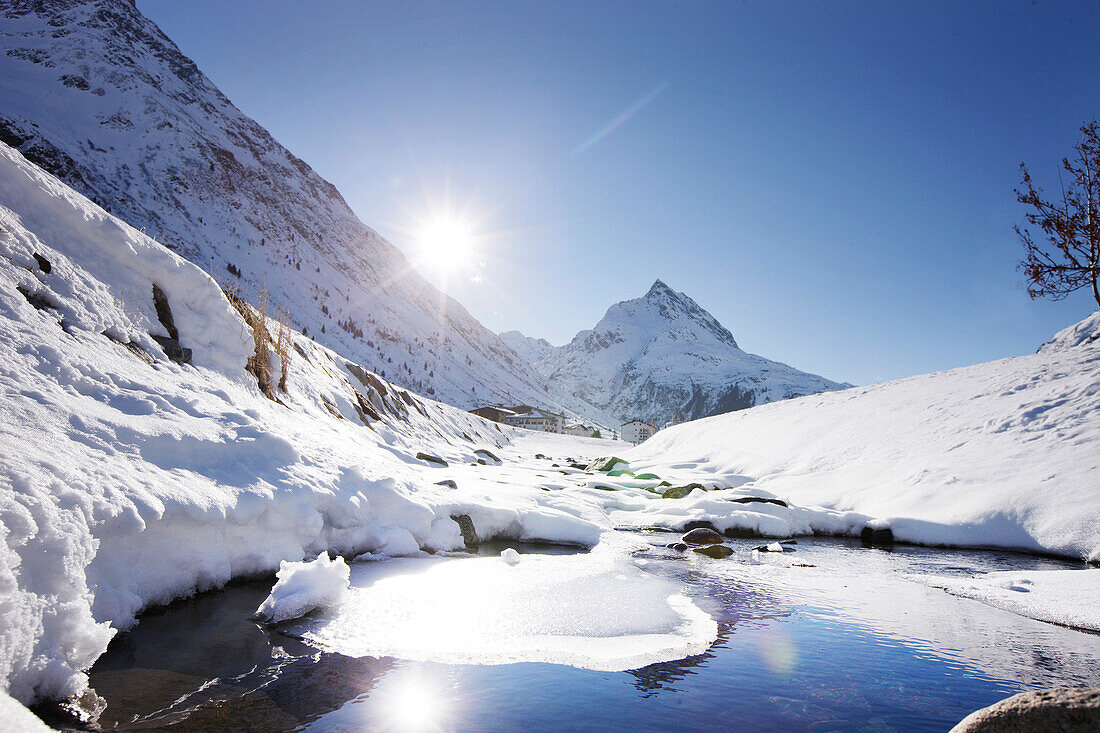 Bach, Ballunspitze im Hintergrund, Galtür, Paznauntal, Tirol, Österreich