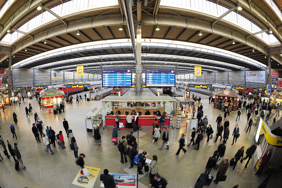 Berufsverkehr, Personen in Bewegung im Hauptbahnhof München, Züge im Hintergrund, Hauptbahnhof München, München, Oberbayern, Bayern, Deutschland