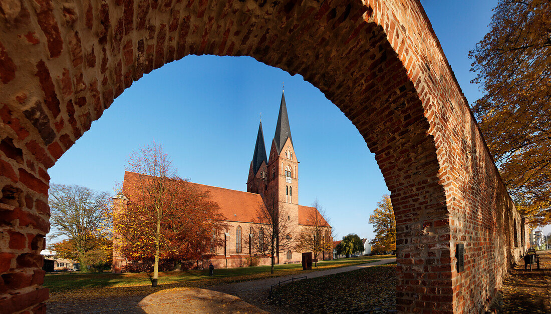 Mittelalterliche Stadtmauer mit Blick zur Kirche, Klosterkirche, Neuruppin, Land Brandenburg, Deutschland