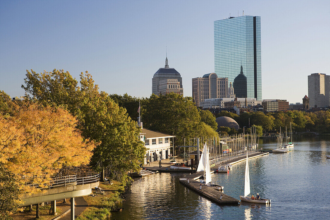 Die Skyline von Boston über dem Charles River, Massachusetts, USA