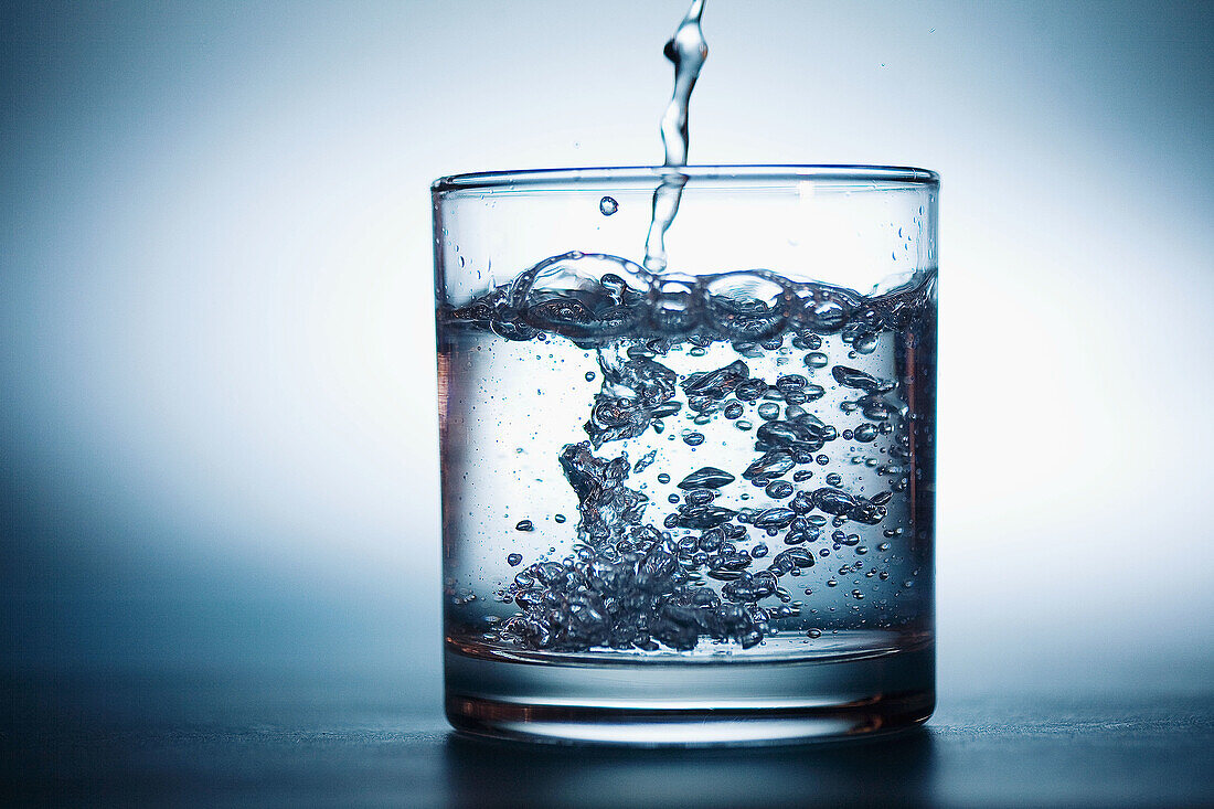 Beverage, Beverages, Blue tone, Blue Toned, Bubble, Bubbles, Close-up, Closeup, Color, Colour, Concept, Concepts, Drink, Drinks, Fill, Filling, Glass, Glasses, Horizontal, Liquid, Liquids, Monochromatic, Monochrome, motion, movement, moving, Object, Objec