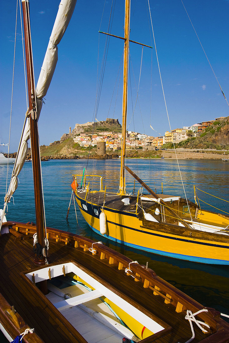 Traditional boats in the fishing port of Castelsardo. Sassari Province. Sardinia. Sardegna. Italy / Embarcaciones típicas en el puerto pesquero de Castelsardo. Província de Sassari. Cerdeña. Italia.