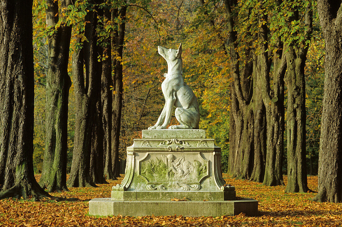 Kastanienallee mit Skulptur, Schloss Nordkirchen, Münsterland, Nordrhein-Westfalen, Deutschland