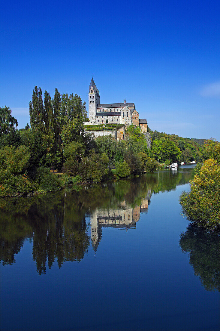 Blick über die Lahn zur Lubentiuskirche, Dietkirchen, Hessen, Deutschland