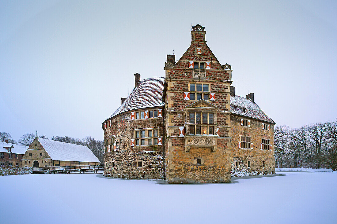 Vischering moated castle, near Luedinghausen, Muensterland, North Rhine-Westphalia, Germany